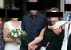 Fotografie bizară de nuntă. Soacra o împiedică pe mireasă să-și ia mirele de mână. De ce face asta?
