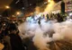 Violenţă extremă pe străzile Hong Kong-ului, zeci de oameni bătuţi cu sălbăticiei (VIDEO)