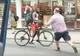 Șoferul nervos de taxi l-a împins pe biciclist... dar apoi soarta s-a răzbunat. VIDEO