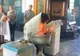 Scene șocante: un bebeluș este bruscat de preot în timpul Botezului, în ciuda disperării mamei