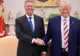 "Make Romania great again". Ce cadou neașteptat a primit Iohannis de la Trump