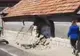 Incident șocant, la Brașov: s-au trezit cu mașina în casă