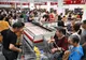 Chinezii s-au călcat în picioare la deschiderea unui supermarket american la Sanghai