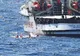 Migranții de pe nava Open Arms au început să debarce pe insula italiană Lampedusa