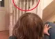 Și-a pozat fetița, care vorbea cu "prietenul imaginar". Apoi a văzut detaliul șocant din imagine