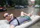 Cu salteaua pe post de barcă pe „lacul urban” din Hunedoara. Gestul care a devenit viral al unui tân