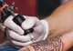 A cerut 960 de dolari pe un tatuaj care arată ca o mâzgălitură! Ce spune artistul despre "opera" sa - Videoclipul s-a viralizat în doar câteva ore - VIDEO