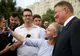 Motivele pentru care românii semnează în număr mare pentru candidatura lui Iohannis GALERIE FOTO (P)