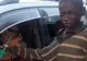 Micuțul s-a apropiat pentru a cere un ban. Când a văzut cine se află în mașină a bufnit în plâns
