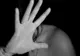 Bărbat, reținut după ce şi-a agresat concubina, pe care a ţinut-o cu forţa într-un imobil din Chiaja. La întreaga scenă a asistat și un copil minor