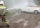 Ce se întâmplă când rogi pompierii să-ţi spele maşina sub presiunea unui furtun de incendiu