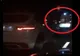 Un șmecher cu jeep depășește ambulanța după ce o bombardează cu flash-uri