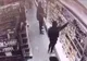 VIDEO - Momentul incredibil în care un hoț este prins de un cumpărător în magazin