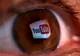 Cum face bani YouTube din videoclipuri false despre vindecarea cancerului