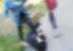 Imagini cumplite: 3 adolescente din Slatina o bat și o umilesc pe o colegă. Fata, călcată pe cap