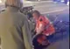 Biciclist luat pe parbriz și trântit la pământ de o șoferiță