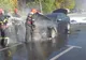 O mașină s-a făcut scrum de la un scurtcircuit. Șoferul și cei doi pasageri au reușit să iasă la timp