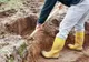 A săpat groapa altuia și chiar a căzut în ea! Bărbat surprins de un mal de pământ, în timp ce săpa o groapă într-un cimitir