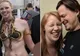 O femeie riscă să facă închisoare după ce s-a plimbat topless în locuinţa proprie