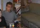 Vecinii le-au dăruit o canapea, pentru că erau săraci. Au întors una dintre perne, au devenit bogaţi