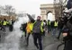 Peste 100 de persoane au fost reținute după protestele din Franța