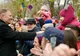 Ce i-a întrebat Klaus Iohannis pe niște copii după parada de 1 Decembrie