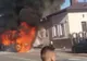 Un autobuz cu călători a luat foc în mers! Flăcările s-au extins la o clădire din apropiere - VIDEO