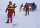 O maşină cu două tinere şi doi copii, înzăpezită pe un drum închis circulaţiei. Salvare dramatică