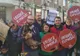 Protest la sediul DNA! O femeie îmbrăcată în auriu, legată la ochi, întruchipează Justiția oarbă