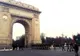 Fetiţă rătăcită în mulţimea de la Arcul de Triumf