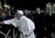 Gest controversat, la Vatican. Papa Francisc s-a enervat şi a lovit mâna unei femei care-l apucase de braţ