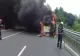 Autobuz plin cu pasageri, în flăcări, pe un drum intens circulat din țară