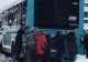 Tragicomedie în apropiere de București: Un autobuz al STB, înzăpezit pe traseu, a fost împins de călători