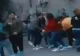 VIDEO Scene șocante! O elevă, bătută cu pumnii și picioarele de mai multe colege de liceu