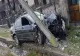 Grav accident rutier. Doi tineri au dărâmat un stâlp electric şi s-au oprit cu maşina într-un gard