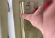 Descoperire terifiantă într-un telefon ascuns în perete. I-a înghețat sângele când l-a desfăcut