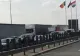 Nădlac: Persoanele care ies din vamă pe jos vor fi transportate la gară cu o dubă tractată de un tractor 