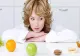 Alimentele care te pot face mai anxios în perioada de izolare. Cu ce le înlocuiești