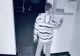 Bărbat filmat când fură un dozator cu dezinfectant dintr-o scară de bloc