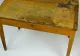 După moartea tatălui, a găsit un MESAJ uluitor, sub masă. De atunci, nimic n-a mai fost la fel!