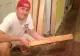 A vrut să renoveze casa, dar a încremenit când a scos pardoseala! Stătea acolo de 73 de ani! 