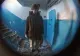 Bătrânul a sunat la uşă, i-a înmânat o scrisoare şi s-a făcut nevăzut.Când a deschis-o, s-a prăbuşit