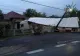 Accident spectaculos în Argeș: a ajuns cu TIR-ul direct în curtea Poliţiei, după ce a ratat curba!