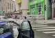 Accident într-o intersecție centrală din Satu Mare. Un șofer a intrat cu mașina pe trotuar și s-a izbit de un parapet