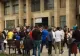 Sute de oameni s-au îmbulzit pentru examenul de obținere a permisului auto, la Târgoviște, uitând de orice regulă