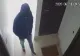 VIDEO/ Bărbat căutat de polițiștii craioveni după ce a fost filmat când verifica ușile mai multor apartamente