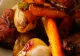 Cum gătești repede la cuptor o pulpă de porc cu cartofi, morcovi, păstârnac și usturoi