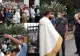 Imagini incredibile la o biserică din Pitești! Unui preot i s-a făcut rău după ce sute de oameni s-au înghesuit în curte