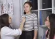 Tânăra de 18 s-a dezbrăcat la doctor. Când a văzut ce sâni are, mama fetei a început să plângă