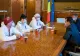 Protest în faţa Guvernului. Câțiva medici au protestat îmbrăcaţi în combinezoane. Discuții despre nemulțumiri cu Ludovic Orban